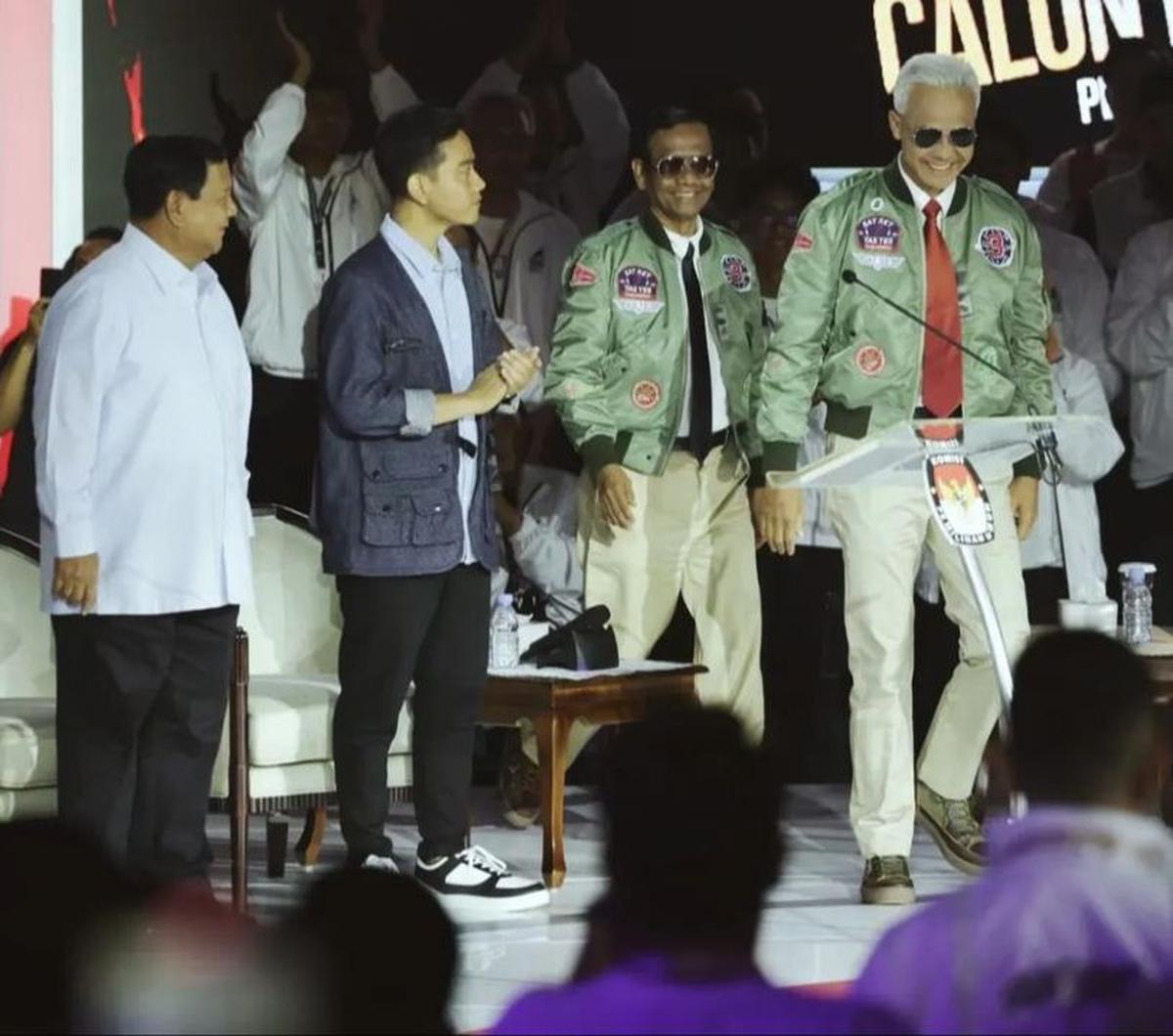 Selain program-program unggulan pasangan calon (paslon) nomor urut tiga itu, terlihat ada emblem bertuliskan Sat-Set dan Tas-Tes.<br>