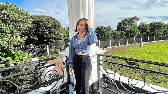 Outfit Prilly Latuconsina dalam Balutan Biru