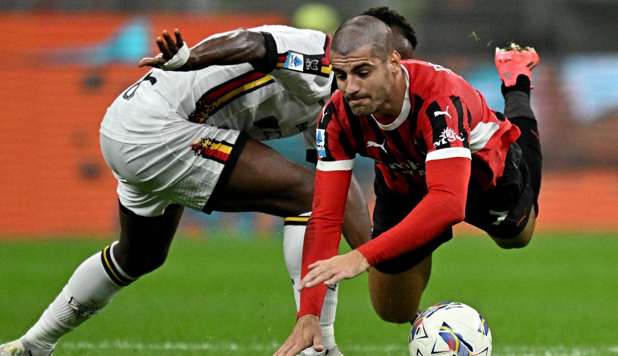 Laga ke-6 Serie A Italia 2024/2025 antara AC Milan menjamu Lecce berlangsung ketat dan sengit. (Gabriel BOUYS/AFP)