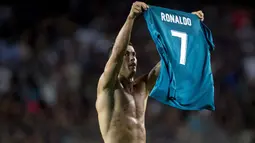 Cristiano Ronaldo melepaskan jersey usai membobol gawang Barcelona pada laga Piala Super Spanyol di Camp Nou stadium, Barcelona, (13/8/2017). (AFP/Stringer)