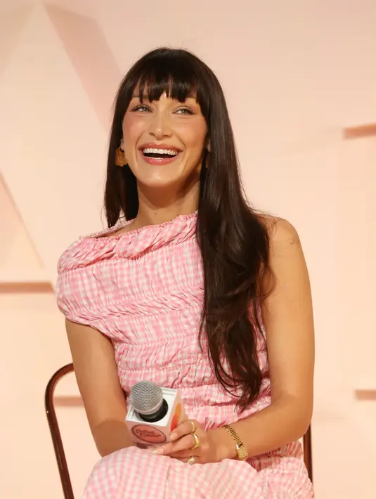 Melihat Bella Hadid dengan rambut berponi selama London Fashion Week. Di sini, ia terlihat lebih dewasa dan semakin menawan, tanpa tipu muslihat. Foto: Glamour Magazine.