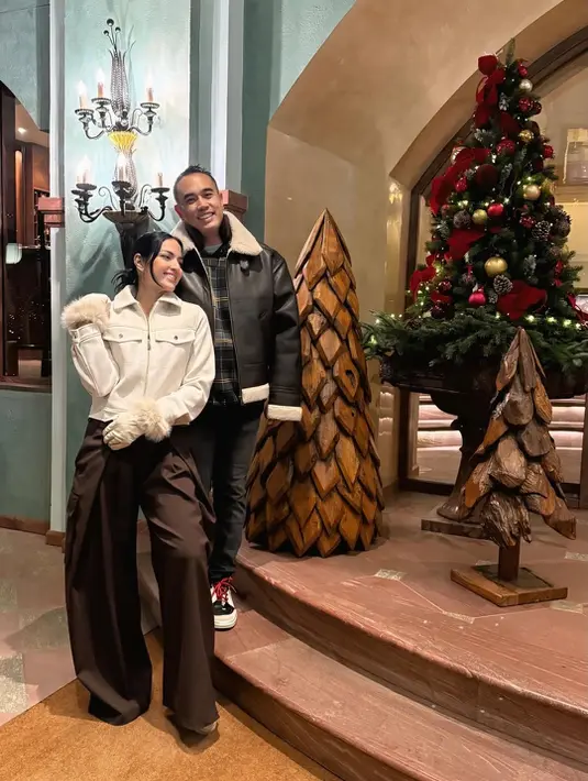 Nia Ramadhani dan Ardi Bakrie tampil serasi kenakan jaket beraksen bulu dengan pilihan warna berbeda [@ramadhaniabakrie]