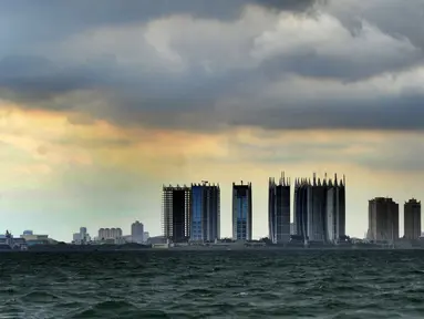 Awan cumulonimbus menyelimuti perairan Teluk Jakarta, Minggu (10/1/2021). Sejak beberapa hari terakhir, perairan Teluk Jakarta diselimuti cuaca ekstrem yang berbahaya bagi pelayaran dan penerbangan. (merdeka.com/Arie Basuki)