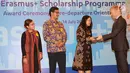 Duta Besar Uni Eropa untuk Indonesia, Vincent Guérend (kanan) memberikan cinderamata kepada Pjs Direktur Kawasan Amerika dan Eropa Kemenlu Virdiana Ririen Hapsari pada acara penerima beasiswa Erasmus+ di Jakarta, Sabtu (14/7). (Liputan6.com)