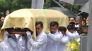 Kerabat menggotong peti jenazah Chairman dan Founder Grup Ciputra Dr (HC), Almarhum Ir. Ciputra saat prosesi pemakaman di Jonggol, Bogor, Kamis (5/12/2019). Ciputra meninggal dunia dalam usia 88 tahun di rumah sakit di Singapura pada 27 November 2019 lalu. (Liputan6.com/Herman Zakharia)