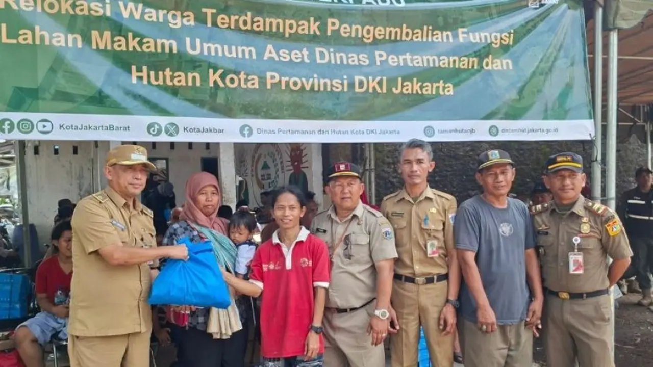 Pemkot Jakbar melakukan relokasi tahap kedua bagi 128 Kepala Keluarga (KK) yang terdampak pembukaan lahan pemakaman baru.