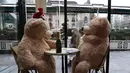 <p>Sepasang boneka beruang raksasa terlihat di kafe Les Deux Magots yang ditutup di Paris, Prancis pada 16 Desember 2020. Otoritas kesehatan Prancis pada Rabu (16/12) melaporkan 17.615 kasus infeksi COVID-19 tambahan dalam 24 jam terakhir, penambahan harian terbesar sejak 21 November. (Xinhua/Gao Jing)</p>
