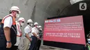 Menteri Koordinator Bidang Kemaritiman dan Investasi Luhut Binsar Panjaitan (kedua kanan) bersama Duta Besar RRT Lu Kang (tengah) menyaksikan layar besar saat meninjau Tunnel 6 proyek kereta cepat Jakarta-Bandung di Puwakarta, Jawa Barat, Rabu (30/3/2022). (Liputan6.com/Faizal Fanani)