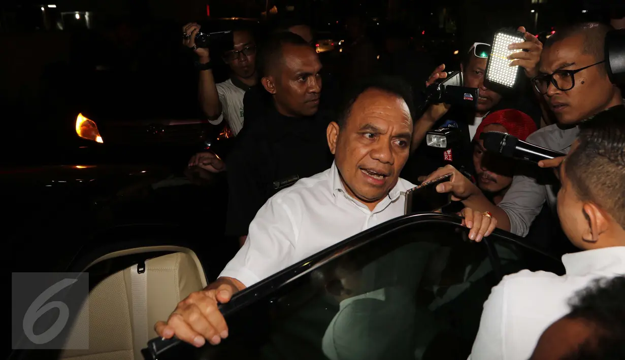 Gubernur NTT, Frans Lebu Raya usai dimintai keterangan oleh KPK terkait kasus sengketa tanah seluas 3 hektare di NTT dengan seorang pengusaha Hendrik Chandra, Jakarta, Rabu (10/5). (Liputan6.com/Helmi Afandi) 