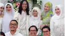Berdasarkan foto yang beredar melalui media sosial Instagram, pasangan ini menikah dengan nuansa serba putih. Terlihat dari tamu yang hadir dengan busana putih. (dok. Instagram)