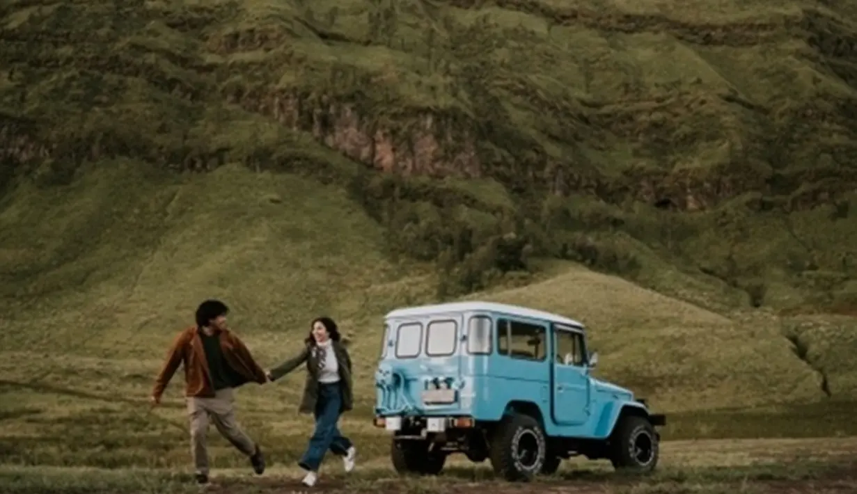 Joshua Suherman dan Clairine Clay ini terlihat mesra di savana Gunung Bromo. Keduanya terlihat bahagia di momen prewedding ini. Foto kebersamaan mereka sukses banjir like dan komentar dari netizen. (Liputan6.com/IG/clairineclay)