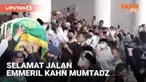 Masyarakat sambut antusias rombongan jenazah Emmeril Kahn Mumtadz di perjalanan menuju lokasi pemakan. Ribuan warga bahkan tumpah ruah sampai ke tengah jalan.