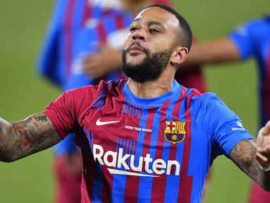 Memphis Depay menjadi salah satu aktor kemenangan Barcelona pada pertandingan Joan Gamper Thropy yang berlangsung di Estadio Johan Cruyff, Senin (9/8/2021). Skuat Barca mampu tekuk Juventus dengan skor 3-0. (Foto: AFP/Pau Barrena)