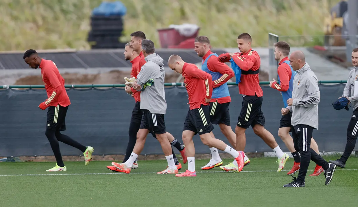 Para pemain Belgia melakukan pemanasan selama sesi latihan di Tubize (5/10/2021). Belgia akan bertanding melawan Prancis pada semifinal UEFA Nations League di Allianz Stadium. (AFP/Belga/Virginie Lefeour)