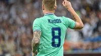 Selebrasi pemain Real Madrid, Toni Kroos, setelah mencetak gol spektakuler ke gawang Valencia di semifinal Piala Super Spanyol, Kamis (9/1/2020) dini hari WIB. (AFP/Fayez Nureldine)