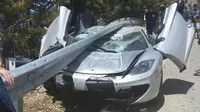 Sebuah mobil sport McLaren mengalami kecelakaan parah karena terselip di pagar pembatas jalan di Inggris (Foto: Reddit)