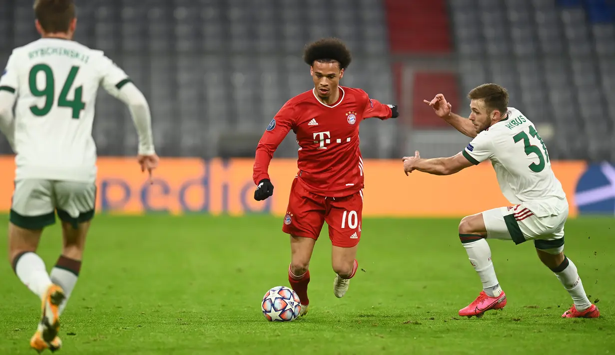 Gelandang Bayern Munchen, Leroy Sane, berebut bola dengan gelandang Lokomotiv Moscow, Maciej Rybus, pada laga Grup A Liga Champions di Allianz Arena, Kamis (10/12/2020) dini hari WIB. Bayern Munchen menang 2-0 atas Lokomotiv Moscow. (AFP/Christof Stache)