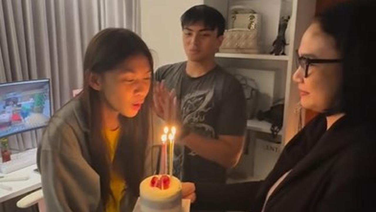 Potret Kejutan Ultah Sasi Kirana Anak Dian Nitami dan Anjasmara, Si Cantik Calon Dokter Sudah 21 Tahun