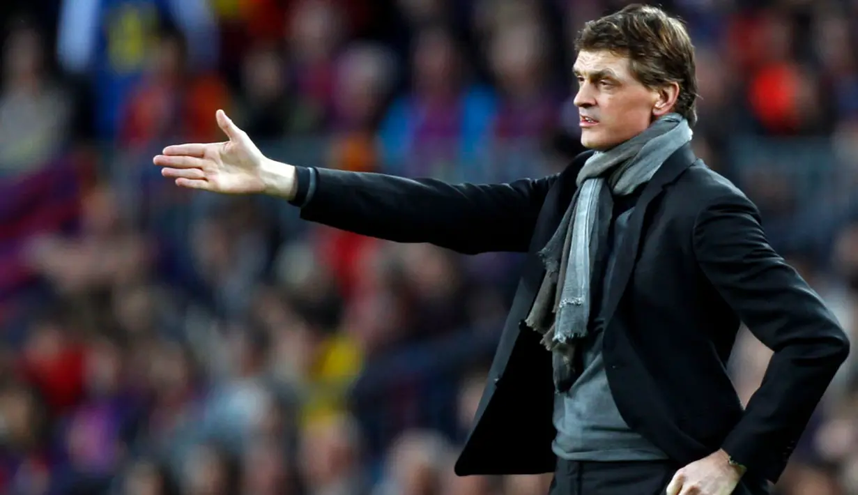 Ekspresi wajah Tito Vilanova saat memimpin Barcelona berlaga di semifinal Liga Champions melawan Bayern Munich di stadion Camp Nou, Barcelona (1/5/2013). (REUTERS/Gustau Nacarino)