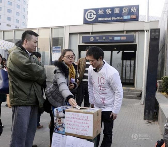 Aksi Xia di depan stasiun | foto: copyright stomp.com.sg