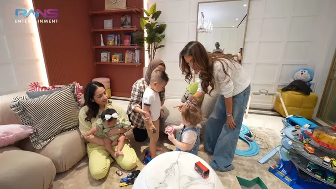 Kamari dan Rayyanza saat mereka akhirnya bertemu dalam satu frame, suasana menjadi sangat ceria (YouTube/Rans Entertainment)