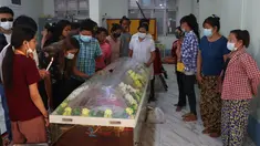 Orang-orang melihat tubuh Kyal Sin atau akrab disapa Angel, yang tewas dalam demonstrasi menentang kudeta militer, di Mandalay, Myanmar, Rabu (3/3/2021). Mahasiswa 19 tahun tersebut kepalanya tertembus timah panas yang diletuskan oleh petugas militer Myanmar. (AP Photo)
