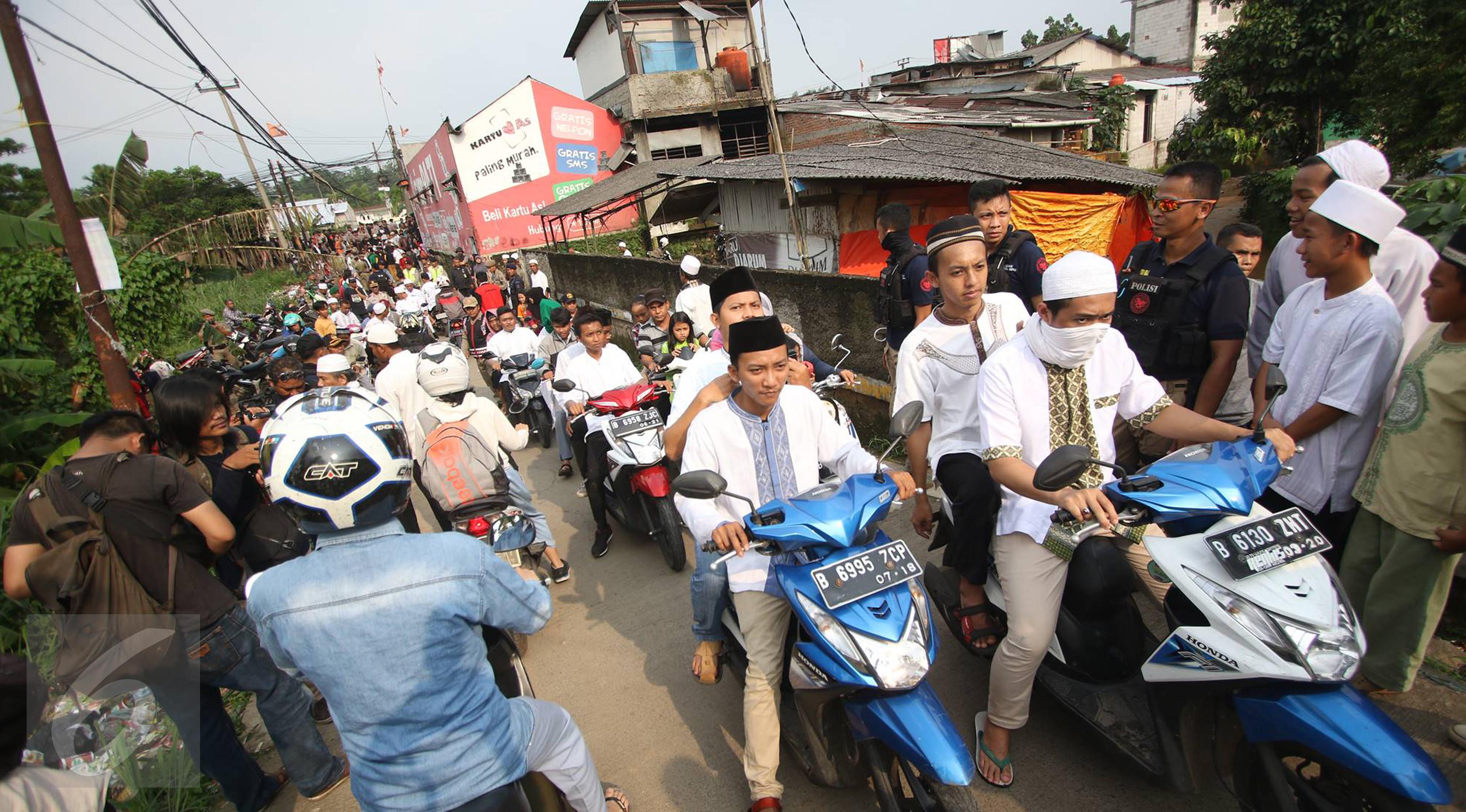 Massa gabungan dari beberapa ormas berunjuk rasa di depan Masjid Jemaah Ahmadiyah di Depok, Jawa Barat, Jumat (24/2). Meskipun bangunannya telah disegel, massa tetap menuntut agar aliran Ahmadiyah dibubarkan. (Liputan6.com/Immanuel Antonius)