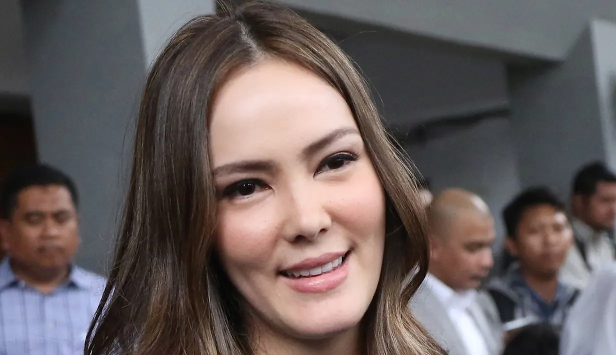 Senyum manis Cathy Sharon usai menjalani sidang perceraian di PN Jakarta Selatan, Senin (7/3). Diberitakan sebelumnya, Eka suami Cathy Sharon mengajukan permohonan cerai pada 1 Desember 2015. (Liputan6.com/Herman Zakharia)