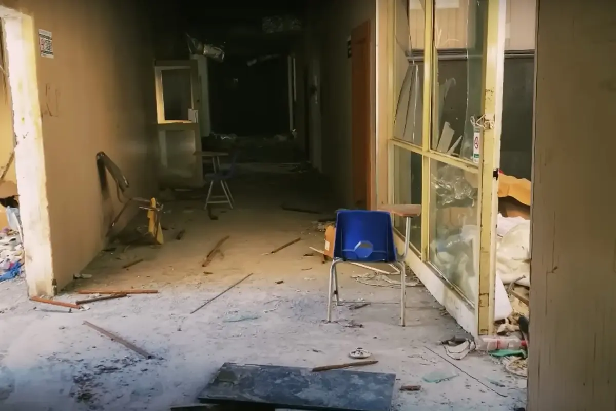 Koridor rusak dalam rumah sakit yang menyeramkan