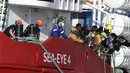 Kapal Sea Eye 4 dengan lebih dari 800 orang yang diselamatkan tiba di Trapani, Sisilia, Italia, Minggu (7/11/2021). Kapal kemanusiaan Jerman dengan lebih dari 800 migran yang diselamatkan, termasuk 15 anak kecil, sampai ke pelabuhan Sisilia pada Minggu (7/11). (Alberto Lo Bianco/LaPresse via AP)