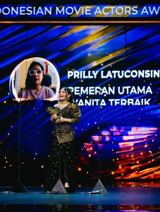 Batik prada diaplikasikan sebagai puffy sleeve yang menjulur hingga area pinggang. Sehingga memberikan kesan etnik modern pada tampilan Prilly [@prillylatuconsina96]