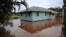 Sebuah rumah di Jalan Haleiwa dikelilingi air banjir di Hawaii (9/3/2021). Negara bagian Hawaii Amerika Serikat (AS) kini dalam status keadaan darurat. Ini diumumkan langsung Gubernur David Ige, Selasa (9/3/2021) waktu setempat. (Jamm Aquino/Honolulu Star-Advertiser via AP)