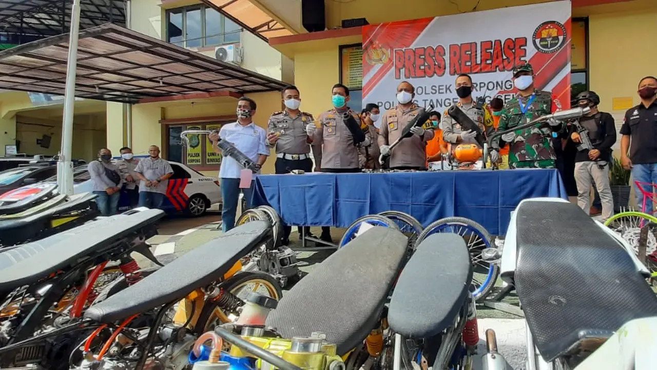 Video sejumlah pemuda melakukan balapan liar di Jalan Raya Serpong, Kota Tangerang Selatan, viral di berbagai laman media sosial. Pelaku pun langsung diamankan kepolisian Resort Tangerang Selatan.
