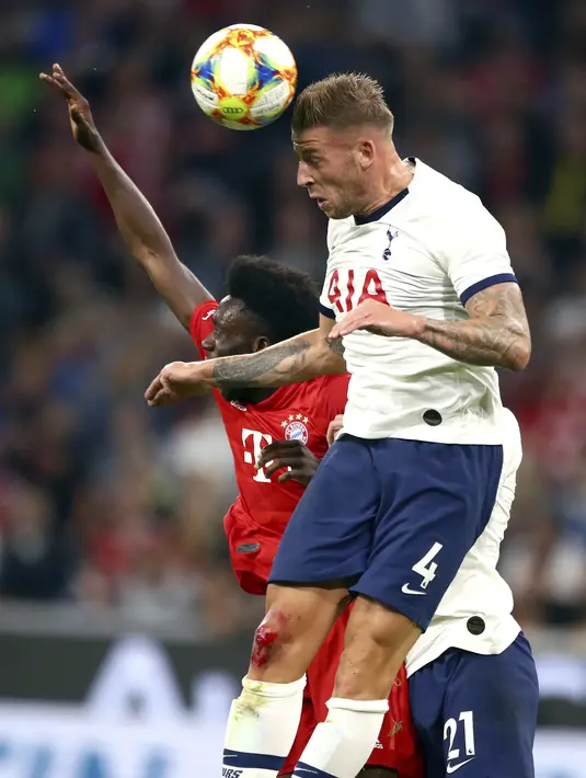 Bek Tottenham Hotspur, Toby Alderweireld berebut bola udara dengan pemain Bayern Muenchen, Alphonso Davies pada pertandingan final Audi Cup 2019 di Alianz Arena, Jerman (1/7/2019). Tottenham menang atas Bayern Muenchen lewat adu penalti 6-5 (2-2). (AP Photo/Matthias Schrader)