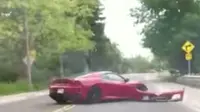 Detik-detik sebelum supercar berkelir merah itu tertangkap kamera pengintai.