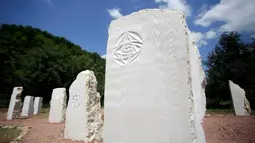 Instalasi dari zaman megalitik yang berada di "Piramida Matahari Bosniai", di taman arkeologi, Visoko, Bosnia dan Herzegovina, (2/8). Piramida Matahari ini diperkirakan tertinggi di dunia karena memiliki tinggi 220 meter. (REUTERS/Dado Ruvic)