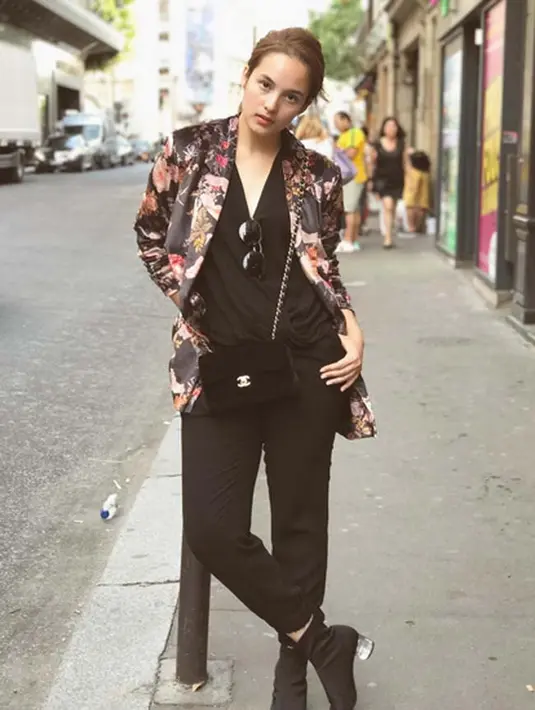 Selain Chelsea Islan, Reza Rahadian didapuk menjadi Chairil Anwar di Perempuan-perempuan Chairil yang akan digelar selama dua hari, 11 dan 12 November 2017, di Teater Jakarta, Taman Ismail Marzuki, Cikini, Jakarta Pusat. (Instagram/chelseaislan)