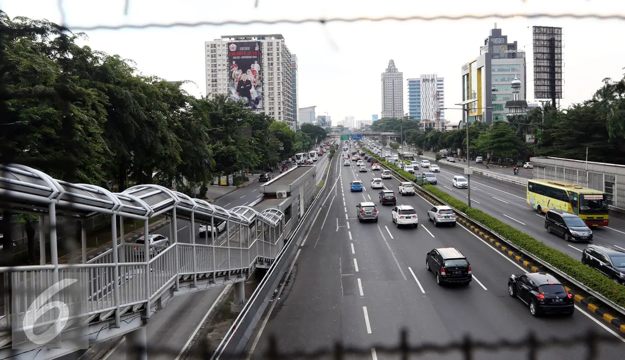 Kondisi Jalan Tol Jakarta-Cikampek yang relatif ramai di Kawasan Cawang, Jakarta, Sabtu (22/10). Tarif Tol Jakarta-Cikampek naik mulai berlaku pada Minggu, 23 Oktober 2016 pukul 00.00 WIB. (Liputan6.com/Helmi Affandi)