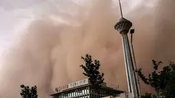 Sedikitnya empat orang tewas dan puluhan lainnya luka-luka akibat badai pasir yang melanda Teheran, Iran, (2/6/2014). (AFP PHOTO/FARS NEWS/Mostafa Vosogh)