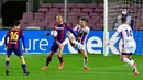 Bek Real Valladolid, Javi Sanchez (kedua kanan) berebut bola dengan penyerang Barcelona, Martin Braithwaite pada pekan ke-29 Liga Spanyol di Camp Nou, Selasa (6/4/2021) dini hari WIB. Barcelona susah payah menang tipis 1-0 berkat gol Ousmane Dembele. (Pau BARRENA/AFP)