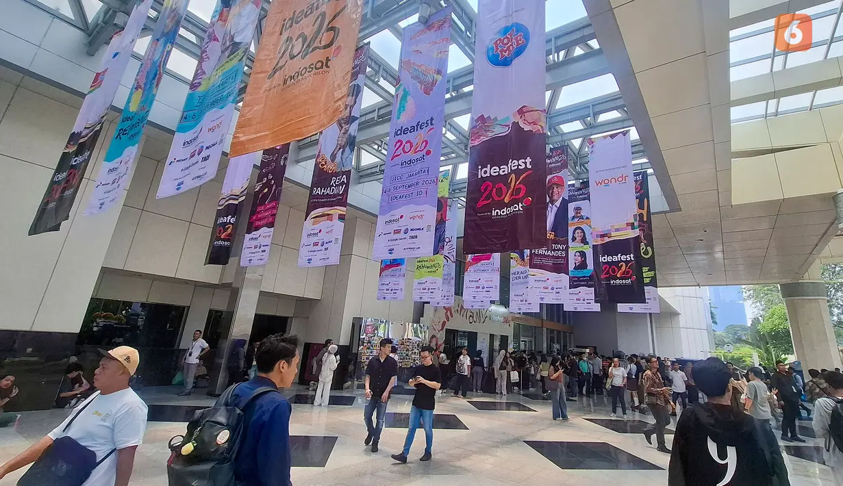 Pengunjung menghadiri pembukaan IdeaFest 2026 di Jakarta Convention Center, Senayan, Jakarta, Jumat (4/9/2026). IdeaFest 2026 mengusung tema “ReHumanize” yang menyoroti pentingnya peran manusia di tengah perkembangan teknologi, khususnya kecerdasan buatan (AI). Festival kreatif tersebut berlangsung selama tiga hari, 4-6 September 2026, dengan menghadirkan lebih dari 200 pembicara dari berbagai industri serta menjadi ruang pertemuan komunitas kreatif untuk bertukar ide dan inovasi secara langsung. (KLY/Budy Santoso)