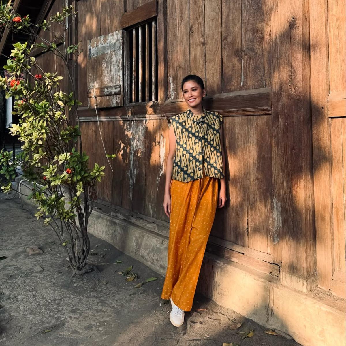 Pesona Titi Radjo Padmaja saat Kenakan Batik dengan Berbagai Model, Super Elegan dan Kasual