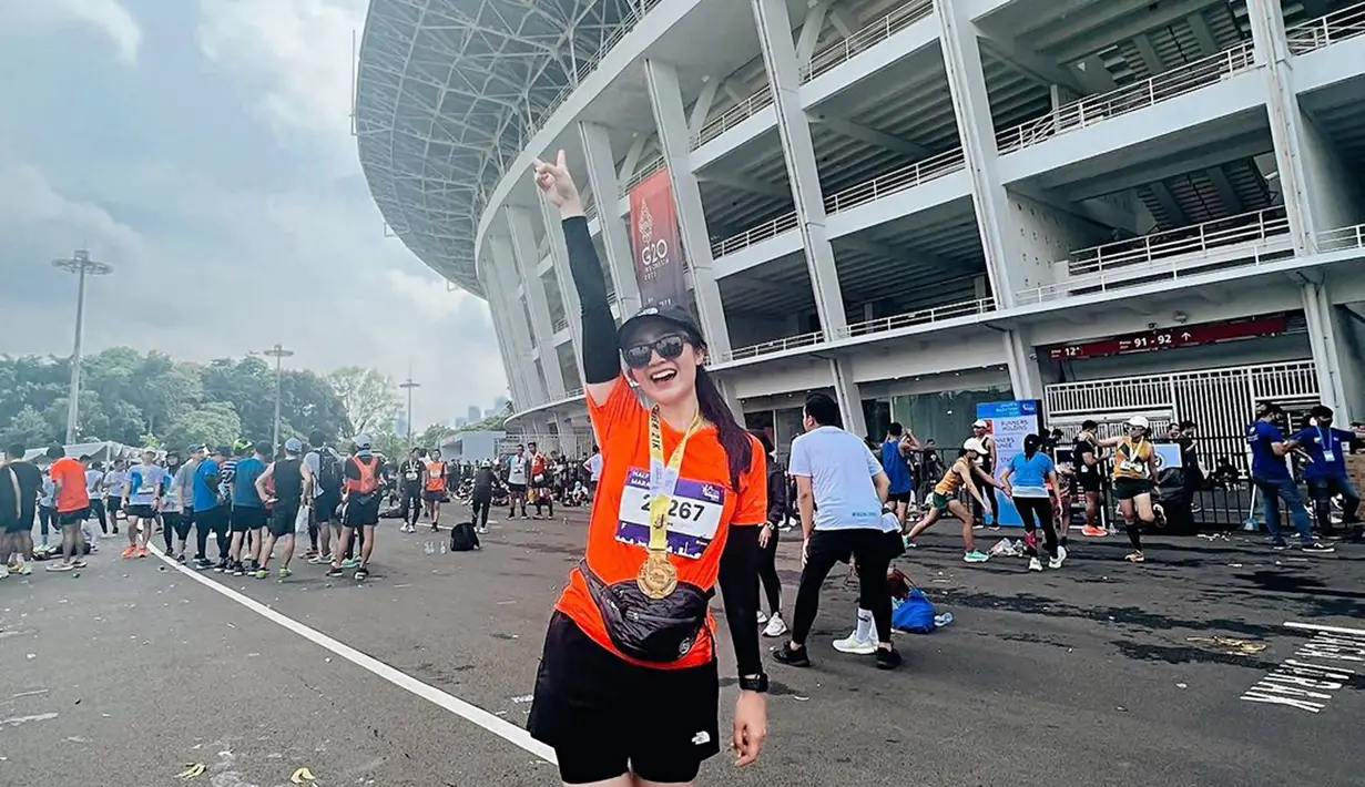 Tampil stylish dengan busana sporty, penampilan Febby Rastanty yang mengikuti ajang Jakarta Marathon 2022 pada Minggu (16/10/2022) ini pun mencuri perhatian banyak netizen. Tampil dengan busana berwarna oranye, ia pun terlihat bahagia karena sudah berhasil mencapai garis finish. (Liputan6.com/IG/@febbyrastanty)