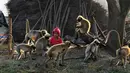 Dalam foto yang diambil 8 Desember 2017, Samarth Bangari (2) duduk di antara kumpulan monyet di sebuah ladang dekat rumahnya di Allapur, India. Karena perkawanan yang tak lazim itu, kini Bangari dijuluki sebagai Mowgli di dunia nyata (Manjunath KIRAN/AFP)