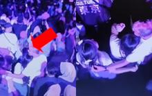 Tersorot Kamera, Cowok Nonton Konser Bareng Pacar Malah Elus-Elus Cewek Lain yang di Samping jadi Omongan