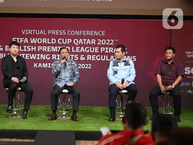 Direktur SCM, Imam Sudjarwo (tengah) menjadi narasumber dalam Press Conference FIFA World Cup 2022 Privacy, Public Viewing Rights & Regulations di Studio 8 Emtek, Jakarta, Kamis (23/6/2022). SCM Grup merasa terhormat mendapat kepercayaan dari FIFA secara eksklusif mendapat lisensi menayangkan Piala Duna 2022 di Qatar. (Liputan6.com/Faizal Fanani)