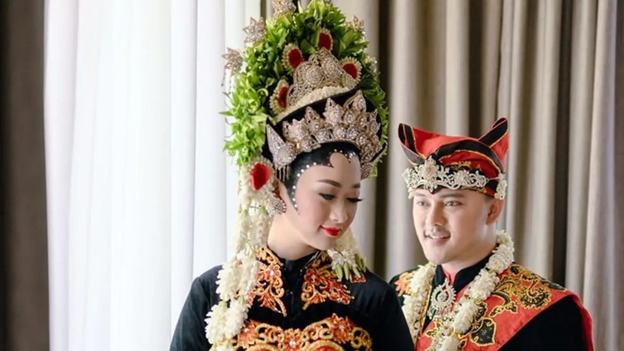 5 Potret Danang DA dan Nura Pakai Baju Adat Suku Osing, Menawan
