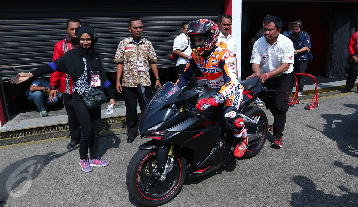 Marc Marque bersiap mencoba motor All New Honda CBR250RR di sirkuit Sentul, Jawa Barat, Selasa (25/10). PT Astra Honda Motor menunjukan performa dinamis All New Honda CBR250RR dengan kekeuatan penuh. (Liputan6.com/Angga Yuniar)