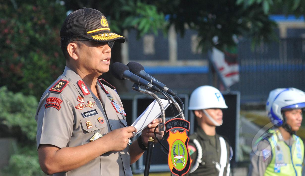 Kapolda, Irjen Pol Unggung Cahyono saat memimpin apel "operasi patuh jaya 2015" di lapangan dit lantas Polda metro jaya, Jakarta, Rabu (27/5/2015). Operasi dimulai hari ini hingga tanggal 11 Juni 2015.  (Liputan6.com/Herman Zakharia)