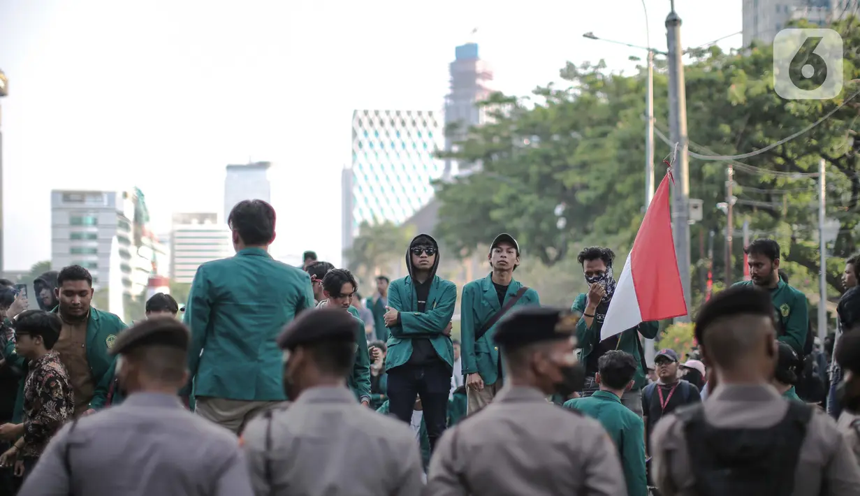Petugas berjaga saat Mahasiswa yang tergabung dalam Bem Setanah Air melakukan aksi penolakan kenaikan BBM di kawasan Patung Kuda, Jakarta, Selasa (12/9/2022). Mereka mendesak pemerintah membatalkan kenaikan harga BBM karena menyengsarakan rakyat dan menyetabilkan harga-harga kebutuhan pokok. (Liputan6.com/Faizal Fanani)